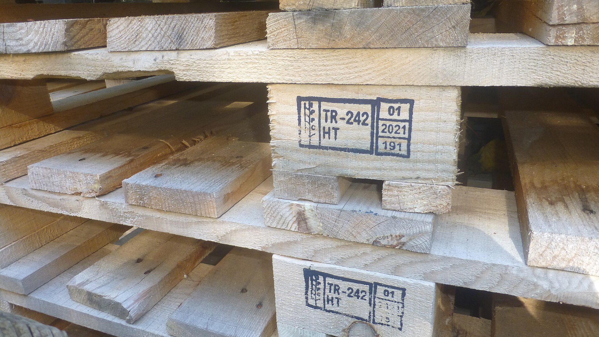 Sellos HT en una pila de pallets