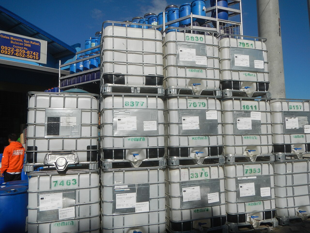 Tanques IBC apilados