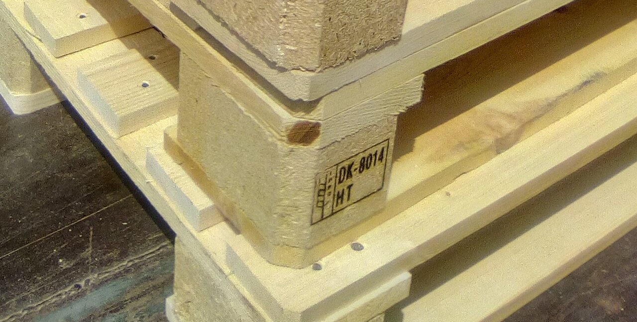 Detalle del taco de un pallet nuevo