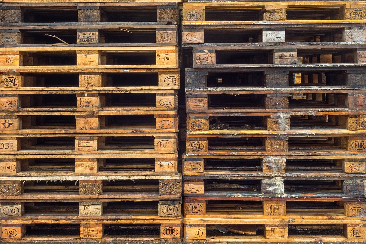 Pallets apilados de frente