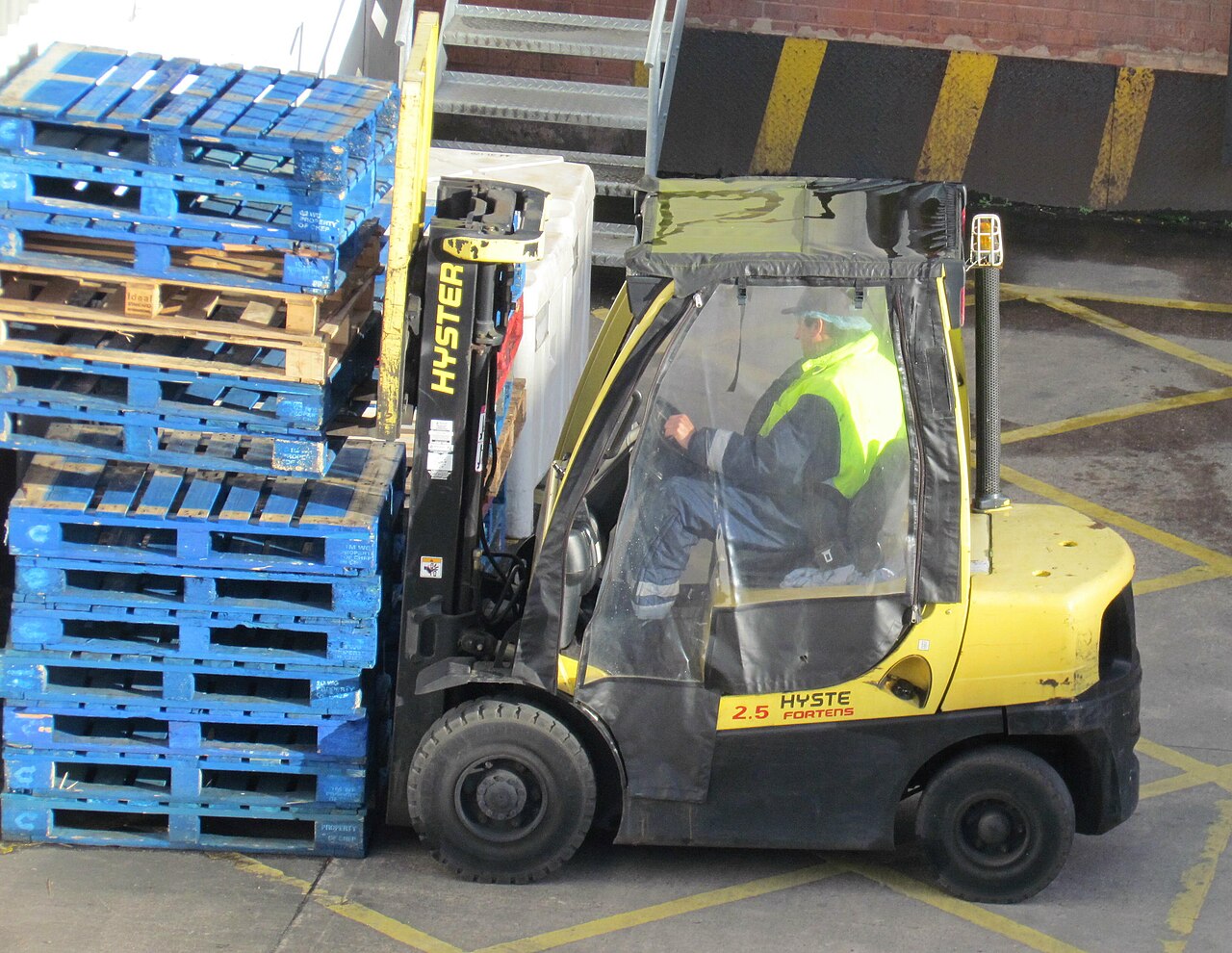Autoelevador moviendo pallets
