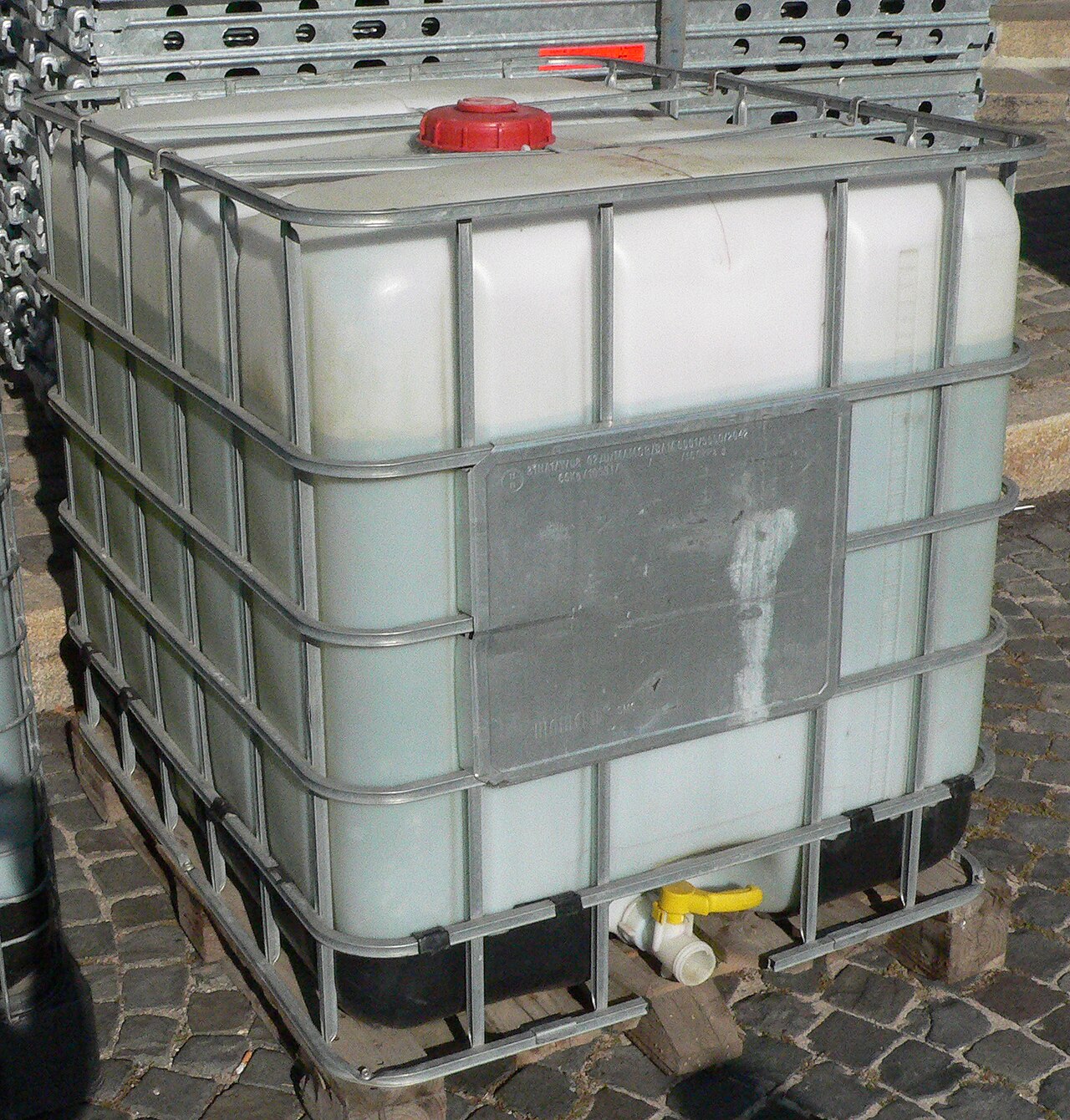 Un tanque IBC con su jaula