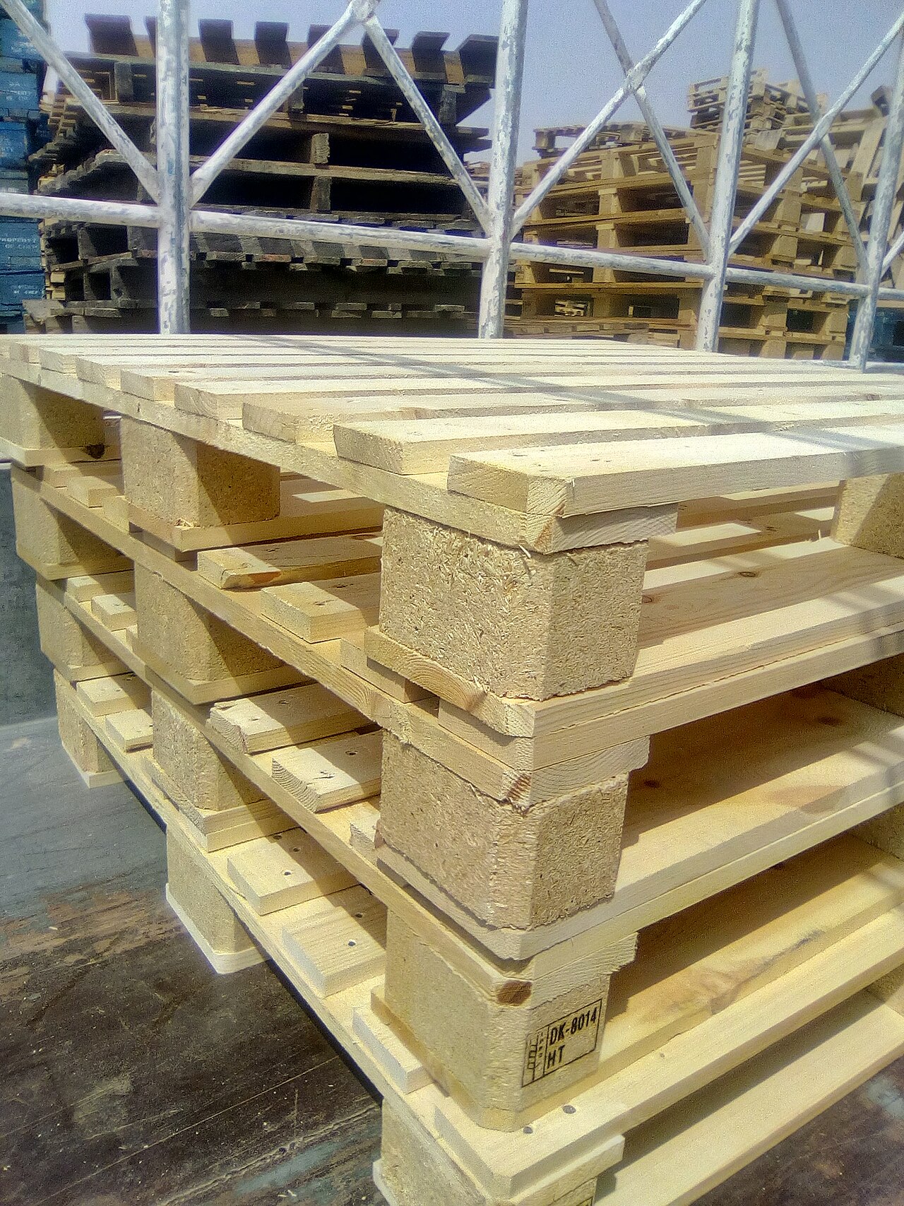 Pallets nuevos apilados