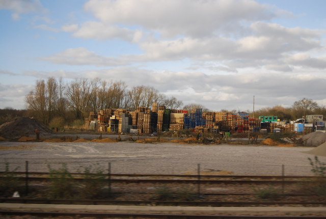 Pallets acopiados en un predio