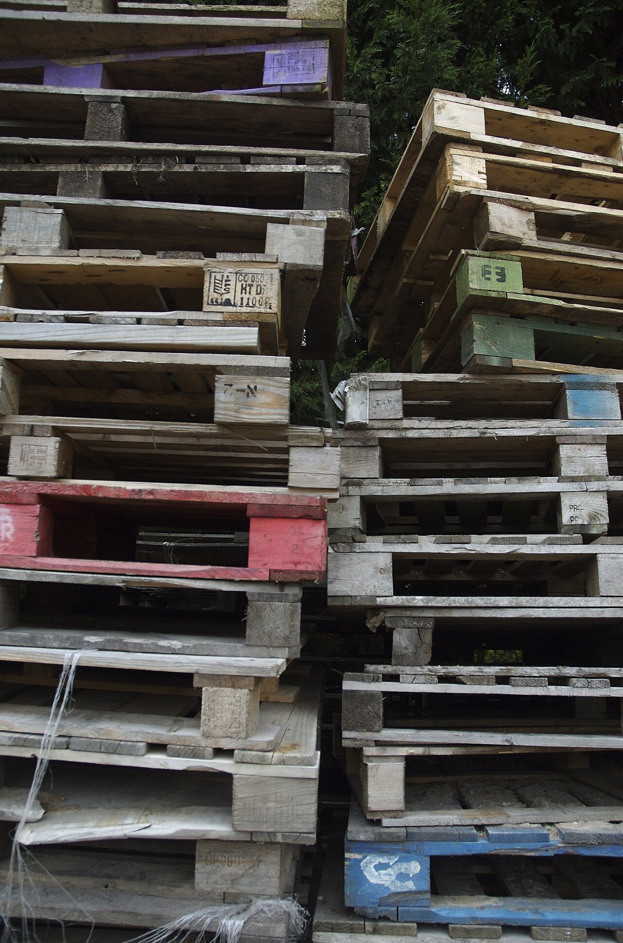 Pallets usados apilados
