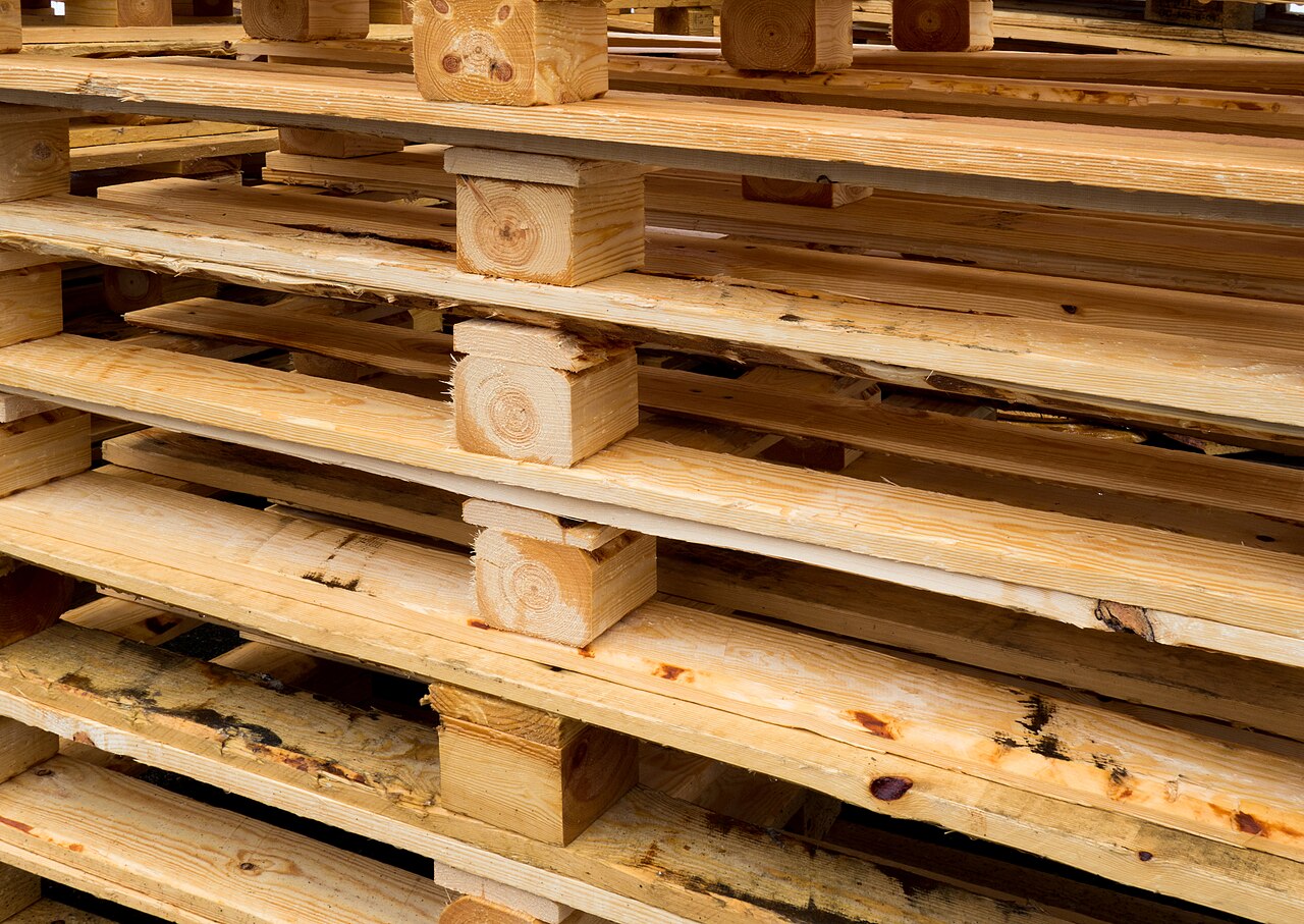 Pila de pallets de madera vista de costado